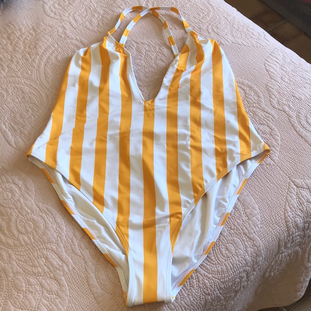 NWT Forever 21 plus Swimsuit💛